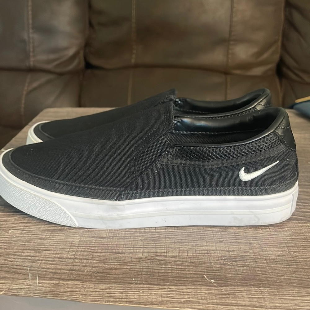 Women’s size 5 Nike slip on shoes.